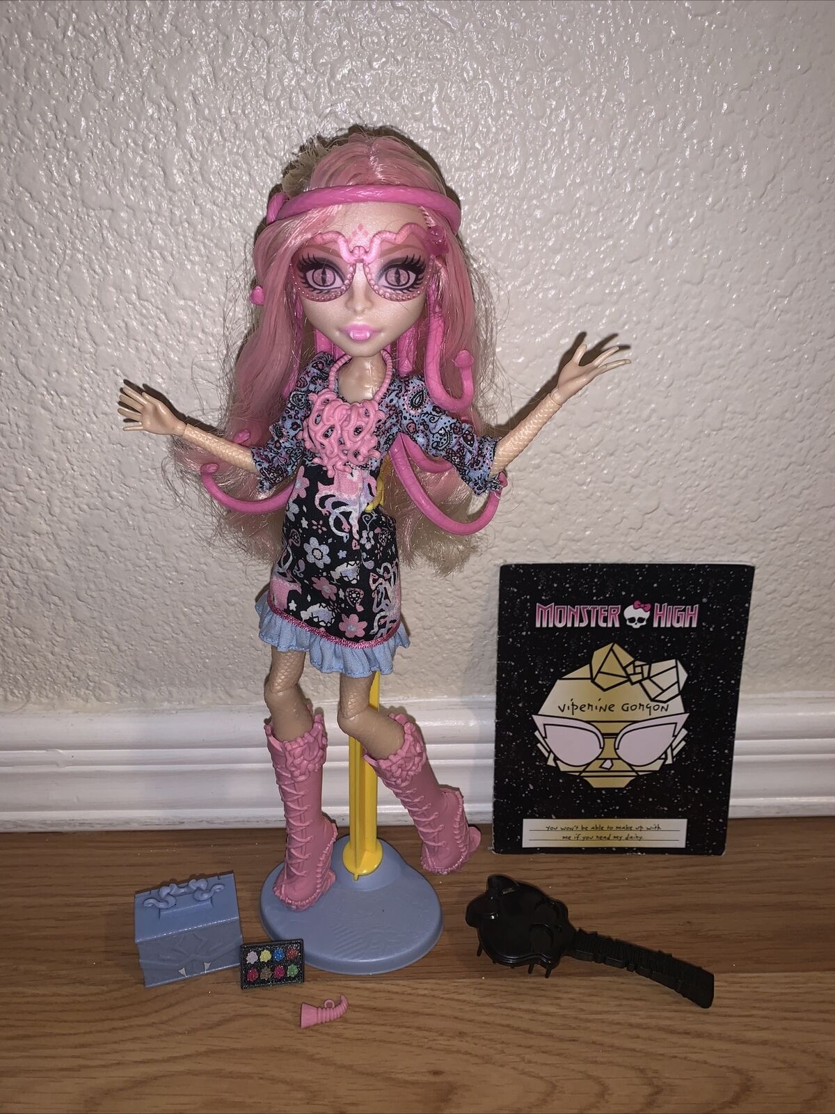 Monster High Viperine Gorgon Doll Frights Camera Action Hauntlywood W/stand