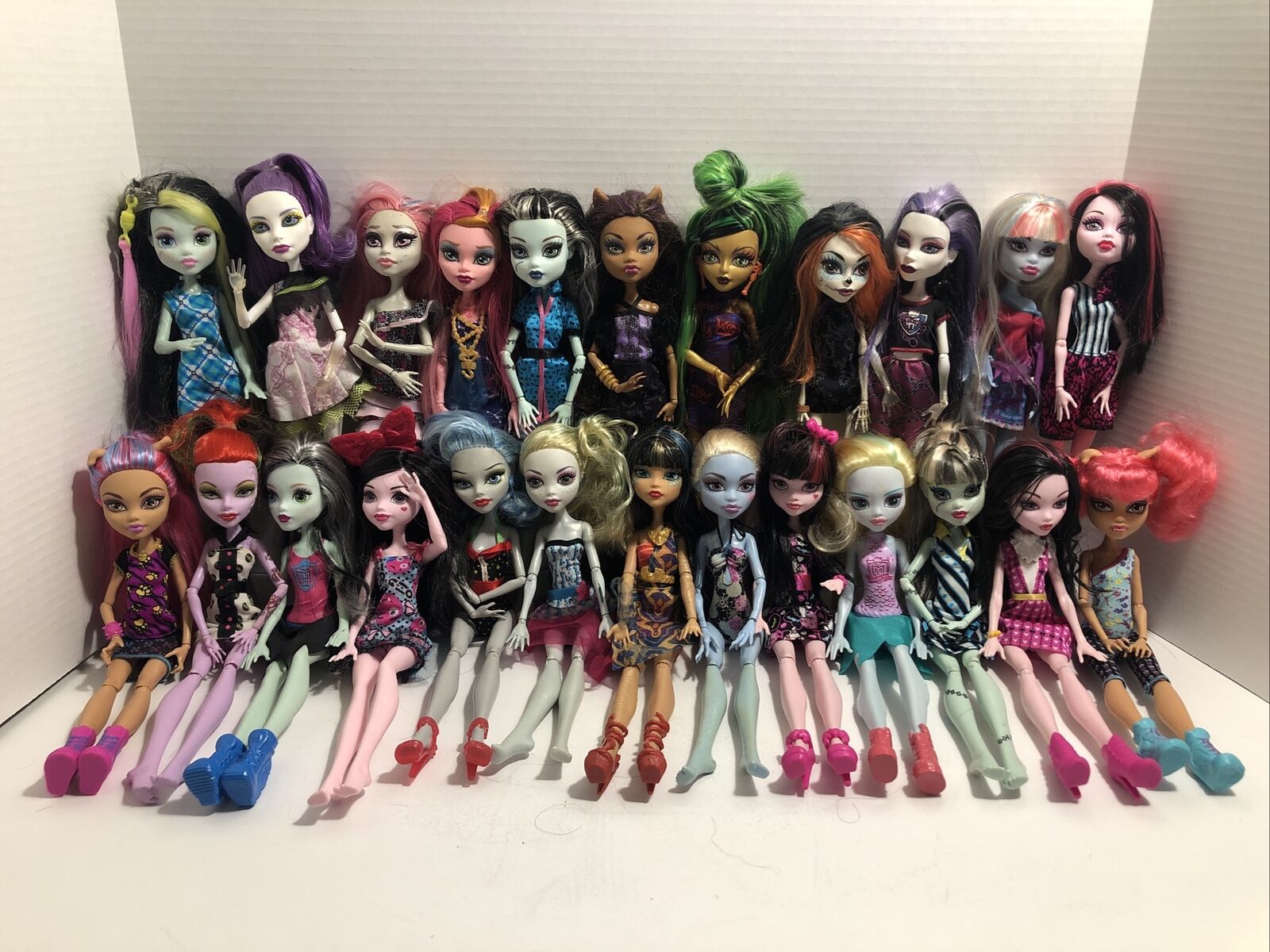 (24) Monster High Dolls Lot Jinafire Skelita Cleo Howlers Spectra Operetta Abbey