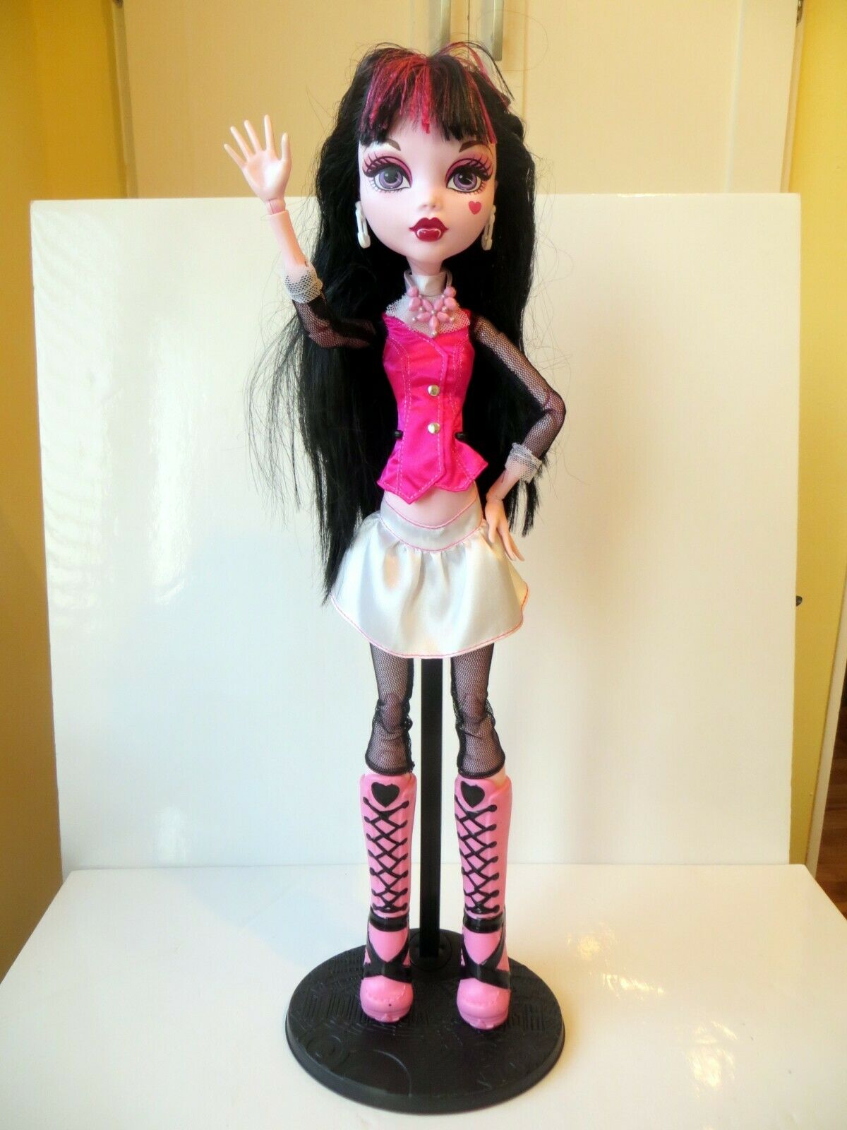 Monster High Frightfully Tall Ghouls Complete Draculaura Doll With Stand,17"